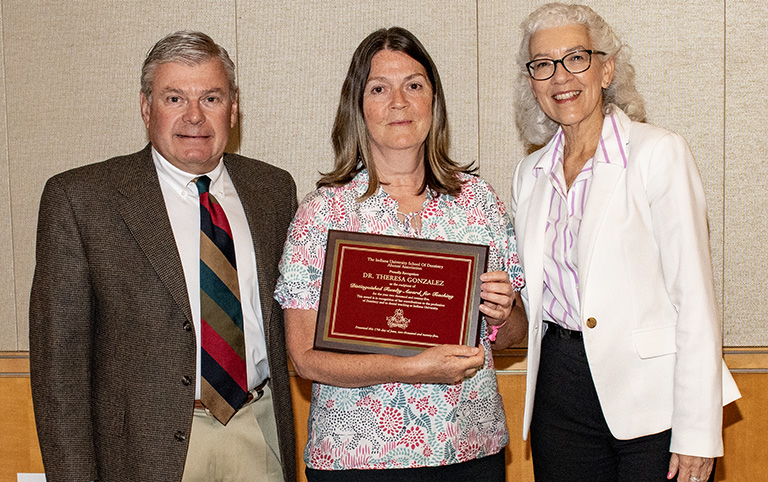 Dr. Gonzalez with the Alumni Association Award